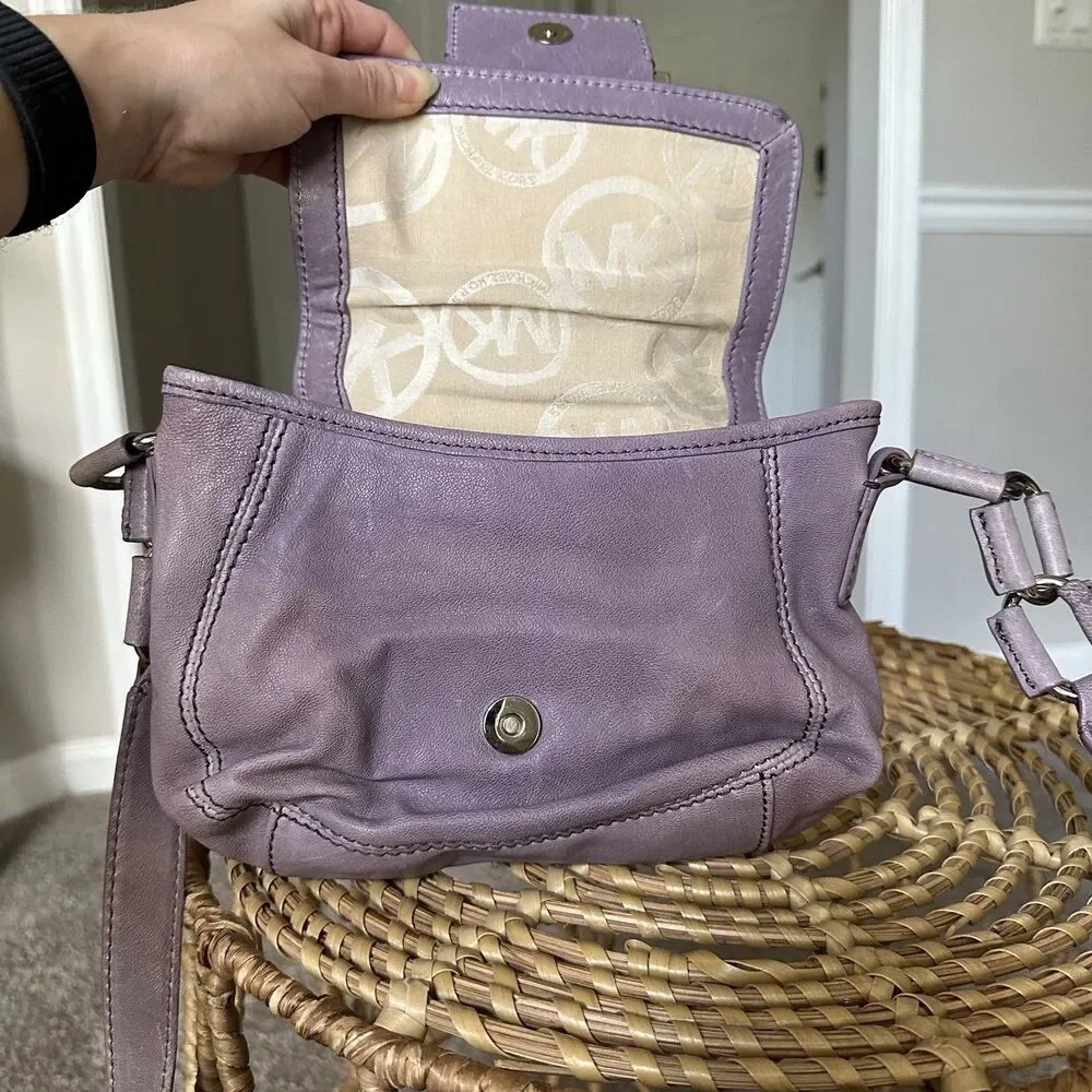 Vintage Michael Kors Camden Lilac Leather Silver Buckle Messenger Shoulder Bag - Picture 11 of 14
